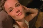 Erg heet (letterlijk): actrice Lynn Van Royen laat plots haar badpak zakken, maar doet dat niet zomaar (foto's)