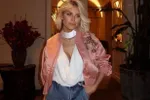 'Real Housewife' Amy poseert in een diep uitgesneden jurk en heel wat Vlaamse mannen kwijlen er weer op los