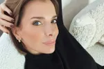 Griet Vanhees, vrouw van Anthony Kumpen, zorgt voor een serieus wauw-momentje in rood badpak (foto's)