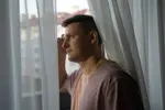 Zijn hitsige vriendin gooit hem op bed en scheurt de kleren van zijn lijf en toch...: “Er is iets dat me serieus dwarszit!”
