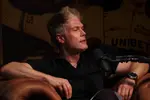 Daarom slaapt Maarten Vangramberen tijdens de Tour de France op een fluokussen: "Dan verdwijnt dat..."
