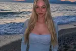 Stem als een nachtegaal, bikinilijf om U tegen te zeggen: Camille pakt uit met snikhete vakantiefoto's