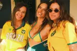 Braziliaans topmodel Alessandra Ambrosio steunt haar thuisland op het WK in redelijk hete outfits (foto's)
