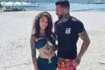 Ken je ze nog? Temptation-Rosanna zet (minimaal gekleed) haar tattoos én 'rondingen' ferm in de kijker!