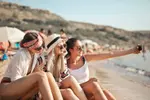 Experts waarschuwen dat vakantiefoto's delen 'gevaarlijk' kan zijn, en dat heeft alles te maken met...AI