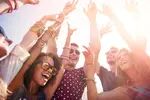 Het Belgische festivalseizoen 2026. Hoe sponsors en pop-up brands hun zichtbaarheid bouwen op Rock Werchter, Pukkelpop en Tomorrowland met vinyl spandoeken