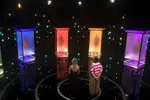 Streamz dropt eerste beelden van 'Naked Attraction Vlaanderen': "Wauw, die is goed geschapen!"