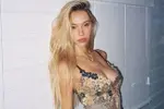 Alexis Ren gooit nog eens wat kleren uit om te tonen waarom ze 16 miljoen volgers heeft (foto's)