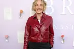 Sharon Stone hult zich in een 'slip dress' en bewijst dat ze zelfs op haar 68e nog steeds een echte bom is (foto's)