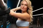 Alice uit Big Brother wurmt haar 'derrière' in een strakke outfit... en dat levert hemelse beelden op