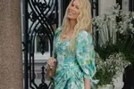 Eeuwig jonge Claudia Schiffer (56) viert haar verjaardag in stijl: met snikhete bikinifoto's!