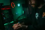 Man koopt een 'mysterieus' pakket op het 'dark web'... en de inhoud ervan is écht verontrustend