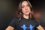Dua Lipa 'heetste vrouw op aarde' gedoopt na bikinifoto's, waarbij vooral ook haar billetjes in de etalage staan