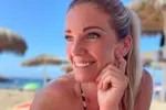 Ex-Miss Belgian Beauty Eveline Hoste mag 45 kaarsjes uitblazen... En in bikini en badpak ziet ze er nog steeds geweldig uit! (foto's)