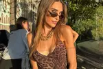 Vlaamse parel Laura in doorschijnende broek en bikini... de perfecte manier om richting het weekend te gaan (foto's)