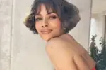 Halle Berry (60!) ziet er simpelweg indrukwekkend uit in een doorschijnend badpak (foto's)
