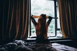 Malou (51) wacht in sexy lingerie en met een blinddoek op haar vroegere geliefde, en dan gebeurt dit...