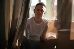 Hij (29) deed het met een dame van 63. Nu onthult hij alle details over haar... zweepjes en handboeien!