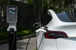 Je elektrische auto kan met een volle batterij tóch stranden: dit kleine onderdeel is vaak de boosdoener