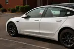 Vlaamse Tesla-eigenaar trekt aandacht met gepersonaliseerde nummerplaat: "Het zegt alles over zijn batterij"