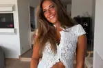 Vlaamse Love Island-bom Raphaella deelt bikinifoto's... en haar ferme 'rondingen' staan weer in de spotlights!