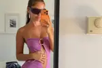 Mathilde, een van de zusjes Tantot, duwt haar billenwerk onder onze neus in de sauna (foto's