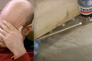 Dame wou erectieproblemen bij haar man oplossen en spoot 'per ongeluk' isolatieschuim in zijn penis