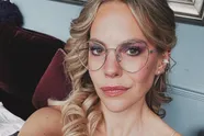 Eline De Munck probeert nieuwe bril te promoten, maar haar décolleté gaat met alle aandacht lopen