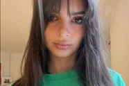 Emily Ratajkowski toont elke centimeter van haar rondingen in minuscule hot pants op motorfiets