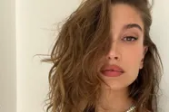 Een nat T-shirt en bikini, meer heeft Hailey Bieber niet nodig om Instagram te doen ontploffen