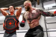 Bodybuilder laat zich vrijwillig in elkaar kloppen door Hafþór Björnsson, a.k.a. The Mountain