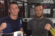 Coach van MMA-icoon Conor McGregor legt in luttele seconden een bodybuilder tussen zijn boterham
