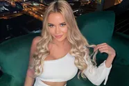 Temptation-Megan, in roze bikini, maakt nog eens reclame voor haar recente borstvergroting (foto's)