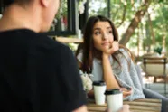 Vrouwen gebruiken steeds meer de 'saaie-oom-theorie' om tijdens het daten een man te dumpen