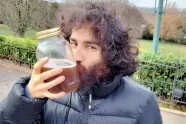 Oud maar goud - Vegan Harry drinkt zijn eigen urine en dat is echt een aanrader volgens hem