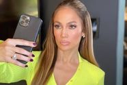 Jennifer Lopez promoot haar favoriete drankje met bloedheet badpakfilmpje