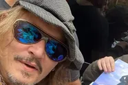 Johnny Depp onthult enorm zelfportret dat hij schilderde tijdens 'duistere strijd' met Amber Heard