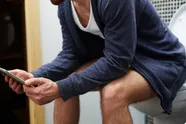 Medisch expert waarschuwt mensen die op hun telefoon bezig zijn op het toilet