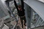 Bekende Franse waaghals sterft na val van 68e verdieping van Tregunter Towers in Hongkong