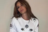 Liz Hurley daagt de Instagram-politie uit met poedelnaakt zwembadfilmpje