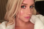 Zangeres Kesha gooit alles uit om naar nieuwe album 'Gag Order' te promoten (foto's)