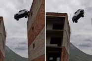 Stuntman moet met auto van ene gebouw naar het andere springen, maar dat gaat serieus fout