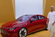 Mercedes zet aanval in op Tesla met nieuwe elektrische auto met groter rijbereik