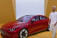 Mercedes zet aanval in op Tesla met nieuwe elektrische auto met groter rijbereik
