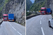 Vrachtwagens die elkaar moeten passeren in de Savoie, dat levert wel wat spektakel op