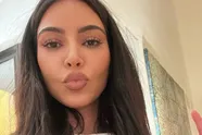 Bommetje op Instagram: Kim K. amuseert zich in een string-bikini in het zand (foto's)
