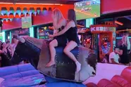 Herman de stier slaat weer toe en bezorgt deze dames én ons een fijne tijd