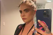 Actrice / model Cara Delevingne gooit wat kleren uit om haar nieuwste tattoo te showen (foto's)