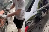 Automonteur gaat viraal met video over restauratie van kapotte auto met... bakstenen