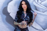 Tattoo-babe Angela showt haar 'kunstwerkjes' met heter dan hete kiekjes